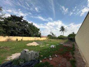 Terreno à venda no Condomínio Quinta Santa Helena em Piracicaba.