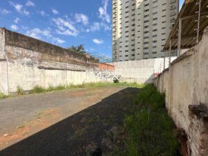 Terreno à venda e para alugar no bairro Centro em Piracicaba.