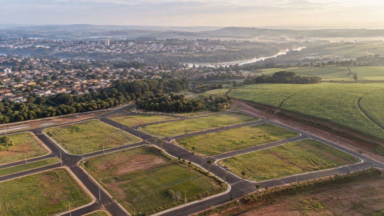Vista aérea de terrenos e loteamentos em Piracicaba, no interior de São Paulo