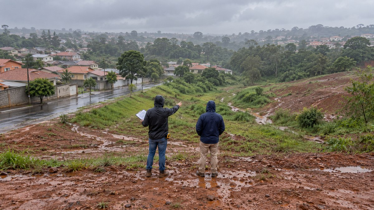 Arquiteto e comprador analisando o desnível de um lote durante a visita ao terreno